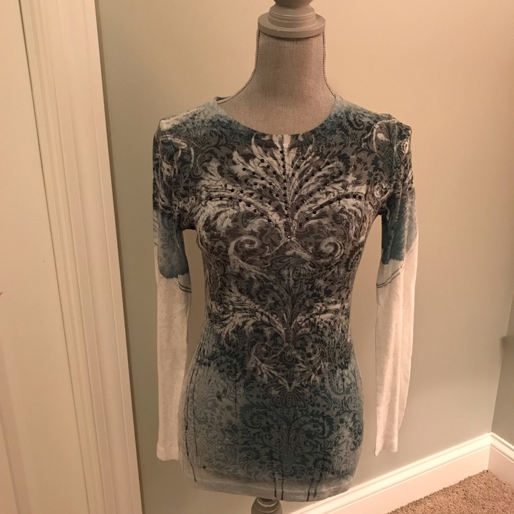 Long sleeve tee with pattern and black stud detail
